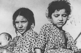 Enfants tsiganes, détenus dans un camp de concentration...