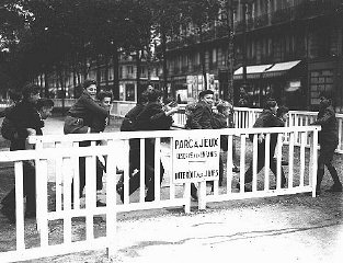 Dans Paris sous occupation allemande, la clôture autour...