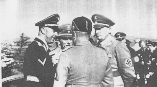 Durante una visita a Alemania, el dictador italiano...
