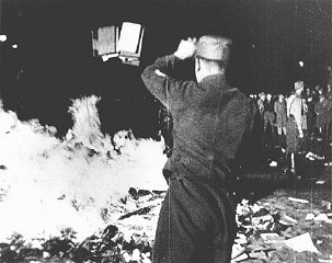 ベルリンのオペラ広場で「反ドイツ主義」と見なされた書籍を民衆が焚書している中、本を炎に投げ込むナチス突...