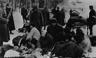 ユダヤ人囚人を射殺する前に衣服を脱ぐように命令するドイツ警察とウクライナの協力者。
