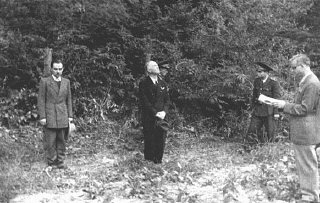 Former Romanian prime minister Ion Antonescu (center)...