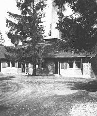 Vue du bâtiment du four crématoire au camp de concentration...