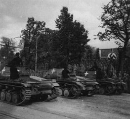 Tanques alemanes pasan un puesto de revista durante...
