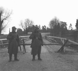 Deux sentinelles allemandes montant la garde à Augustow...
