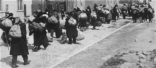 يهود يحملون ممتلكاتهم خلال نفيهم من محتشد خيلمنو.