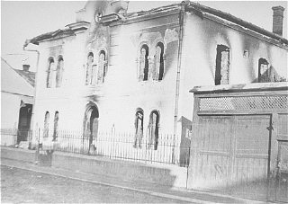 Vista de la sinagoga incendiada Malbish Arimim, ubicada...