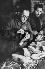 Trabajadores judíos haciendo zapatos en un taller del...