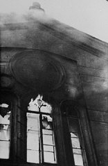 Sinagoge Neue Weltgasse sedang dilalap api saat kejadian...