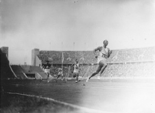 100メートル走第1予選の12組目を走るアメリカ代表ジェシー・オーウェンズと他のオリンピック走者たち。...