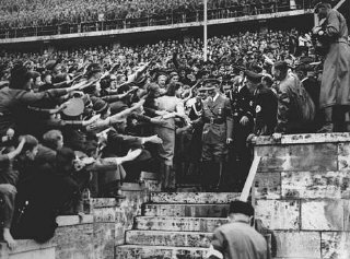 オリンピックスタジアムに到着したアドルフ・ヒトラーを熱狂的に迎える観衆。