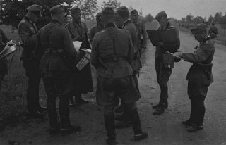 Officiers allemands examinant leurs ordres lors de...