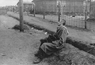 Seorang tawanan kamp Bergen-Belsen, setelah pembeba...