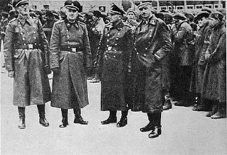 Офицеры СС фотографируются на фоне советских военнопленных...