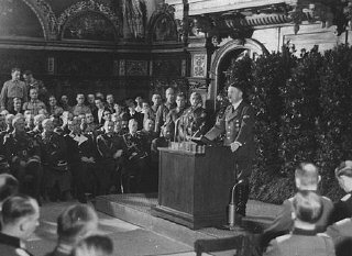 Adolf Hitler fait un discours à des officiers allemands...