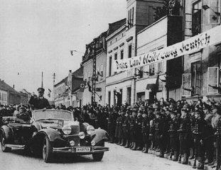 Hitler ingresa en Memel después de la anexión de dicha...