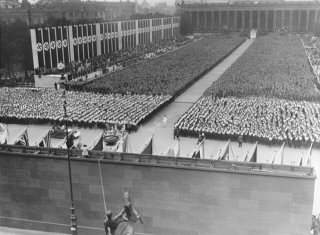في الأول من أغسطس 1936، افتتح هتلر دورة الألعاب الأولمبية...