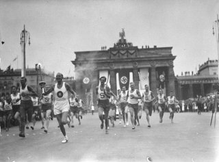 1936년 8월 1일, 히틀러(Hitler)는 제 11회 하계 올림픽 개회를 선언하였다.