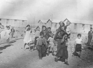 Bambini e donne Rom (Zingari) nel campo di transito...