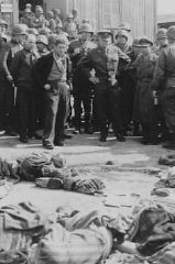 جنرال دوايت أيزنهاور (في الوسط على اليمين) أمام جثث...