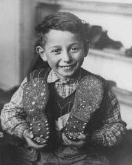 کودک پناهنده یهودی که طی عزیمت سازمان یافته پس از جنگ...