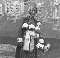 إمرأة ضعيفة تبيع رابطة نجمة داوود لليهود.