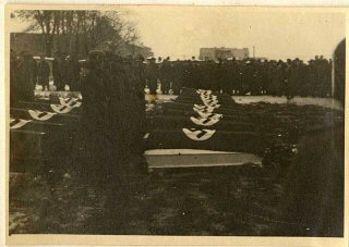 El funeral de los oficiales de las SS que murieron...