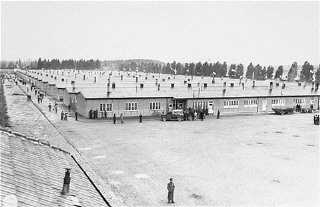 Vue des baraques des détenus peu après la libération...