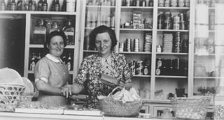 Dos refugiadas judío-alemanas detrás del mostrador...