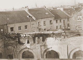 Keadaan sinagoge tua di Aachen setelah penghancuran...