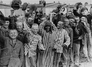 Détenus du camp de Dachau libéré acclamant les troupes...