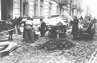 Juifs du ghetto de Cracovie déchargeant des meubles...
