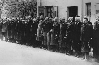 Juifs arrêtés après la Nuit de cristal (Kristallnacht)...