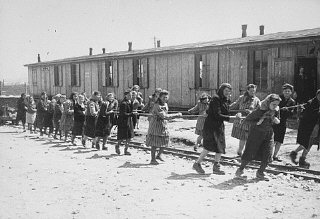 زنان زندانی در معدن اردوگاه واگنهای پر از سنگ را می...