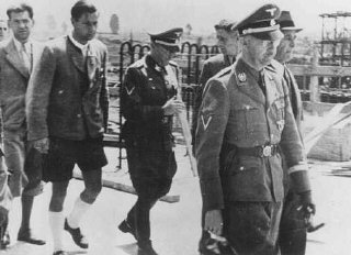 El jefe de las SS Heinrich Himmler (derecha) durante...