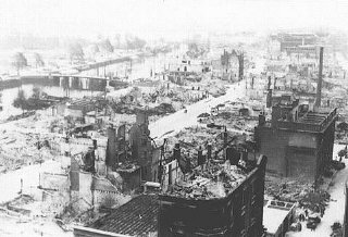 Vista de Roterdã após o bombardeio alemão de maio de...