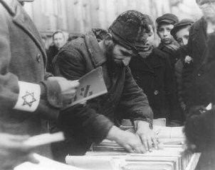 Vendedor ambulante vendendo livros judaicos antigos...