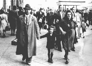 Miembros de una familia judía caminan por una calle...