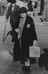 Una anciana judía alemana con el distintivo obligatorio...