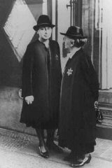 Due donne ebree tedesche che portano, cucita sugli...