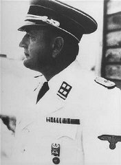 Le lieutenant-colonel SS Arthur Roedl, commandant du...