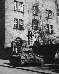 Танк охраняет вход во Дворец правосудия в Нюрнберге...