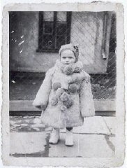 Foto de Estera Horn, três anos de idade, em Chelm...