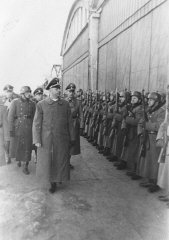 El jefe de las SS Heinrich Himmler revisa una unidad...