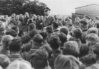 El jefe de las SS Heinrich Himmler se dirige a un grupo...