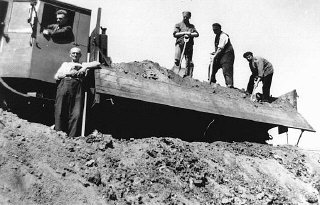 Judíos en trabajos forzados en Tempelhof, en Berlín...