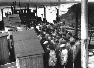 Muchos de los primeros campos de concentración eran...