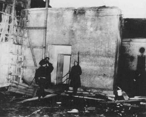 Des soldats soviétiques gardent l’entrée du bunker...