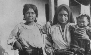 Due donne e un bimbo Romani (Zingari). Romania, negli...