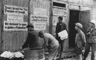 Personnes déplacées juives portant des pancartes exigeant...